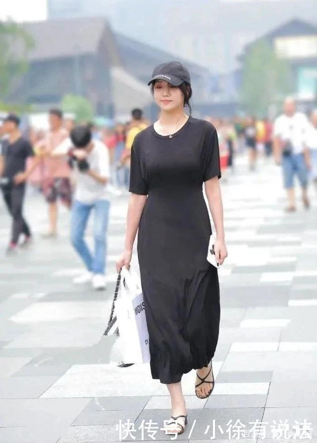 黑色丝绵长裙温柔大气,光感调节质感十足,这样搭配太靓了