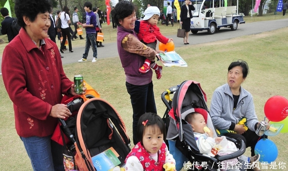 小田|为什么大多数妈妈愿意让姥姥带娃，区别一看就知道了，果然不假！