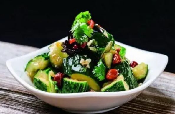 凉拌黄瓜不能直接加调料，厨师长教你3个技巧，脆爽又入味，好吃