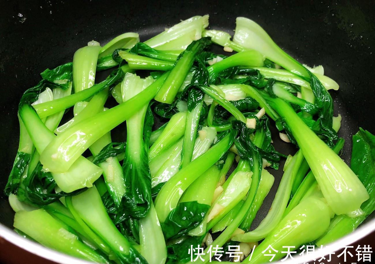 广东人|广东人教我炒青菜，牢记3个小技巧，青菜翠绿不出水，比饭店好吃
