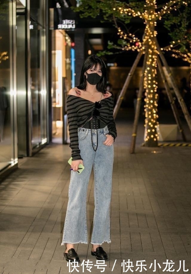 街拍小姐姐穿着黄色的字母印花小背心，可爱又减龄