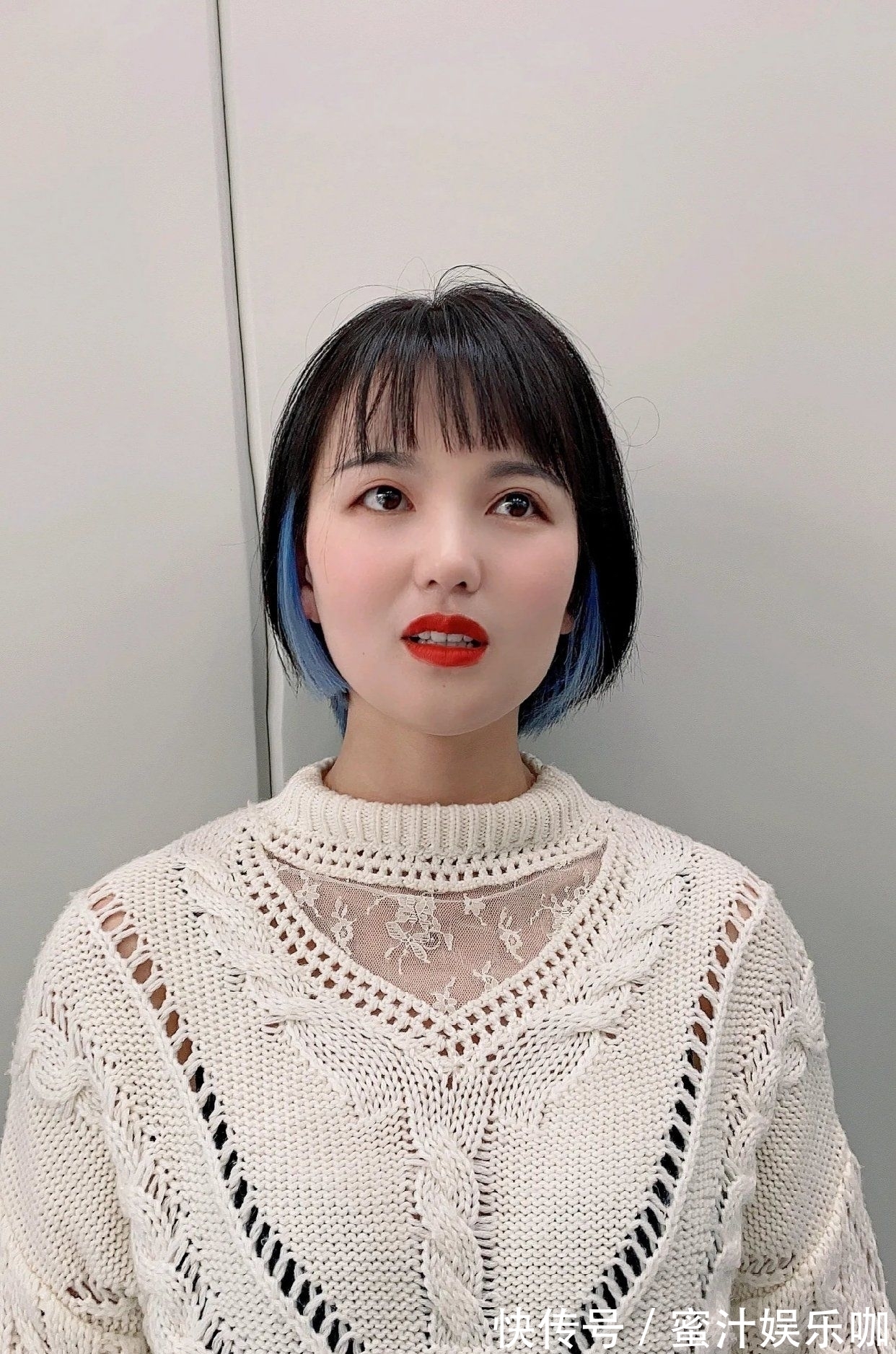 利落 大波浪半扎发利落短发，流行发型有多美？让人越看越想剪