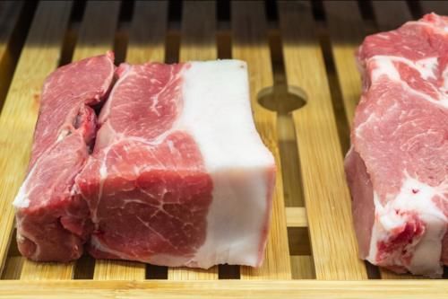 水泡|解冻猪肉，不要直接用水泡，教你一招，10分钟快速解冻，新鲜如初