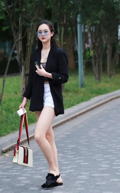 美女街拍:穿短裤的小姐姐,清纯典雅,散发靓丽多姿女神气息