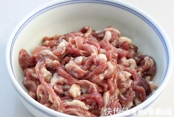 食用盐|炒肉时,别只会用淀粉腌制,牢记这3点,肉质鲜嫩入味不粘锅!