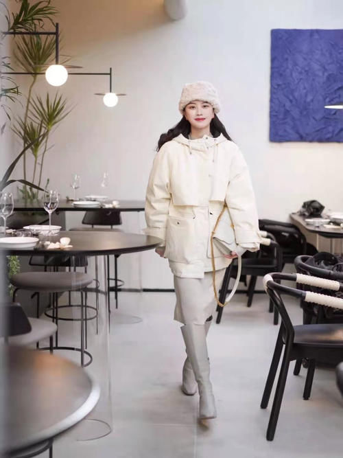 冬季羽绒服拒绝臃肿，掌握运动风穿搭，随时切换酷飒与温柔