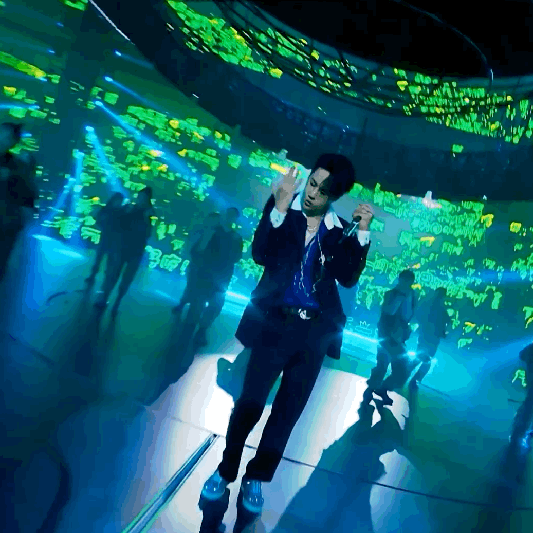 王一博|王一博高奢大咖秀，小香风点燃一片绿海，杀疯了