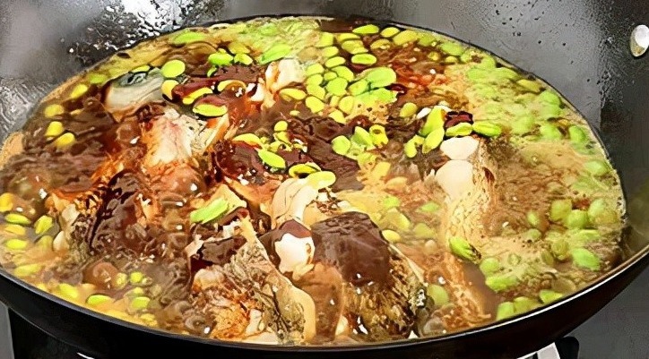 此菜上桌全家都爱吃，食材普通钙质丰富，烧一烧上桌，咸鲜下饭！