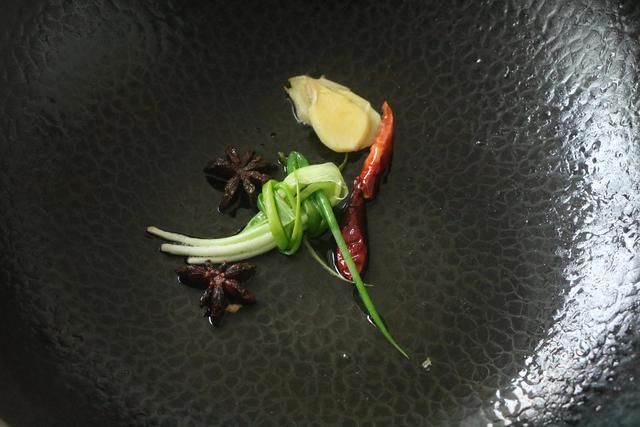 诱人|家庭版本的卤棒骨,每次卤一大锅瞬间被抢光,解馋更过瘾!香