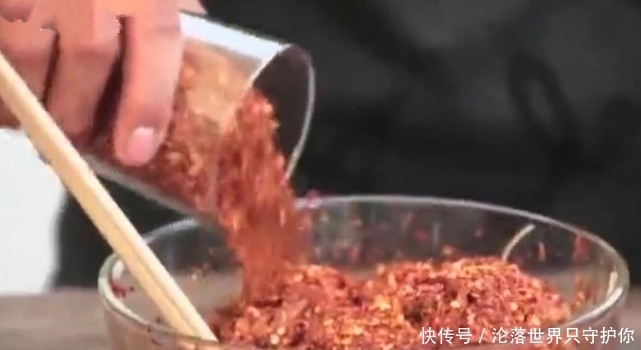 泰国小伙到中国吃一碗面,辣椒全放光了,老板都懵逼了!