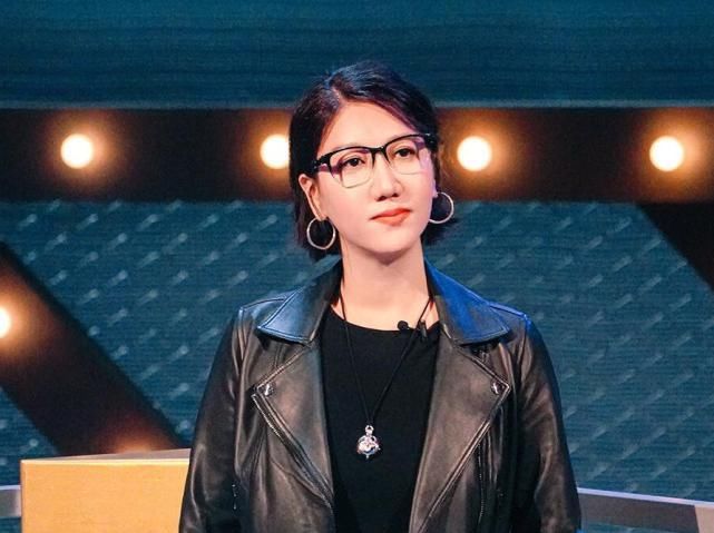 《吐槽大会》提词器上连语气词都有，脱口秀演员该不该看提词器呢