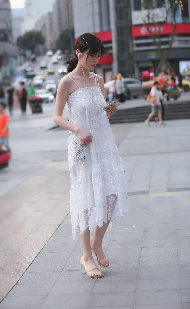 服饰|街拍:穿搭宽松的服饰小姐姐,发型看起来也非常有个性