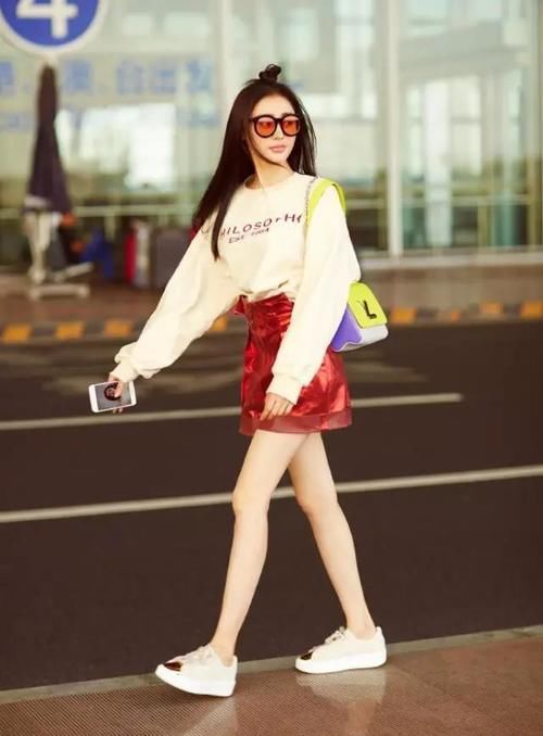 开春穿什么，卫衣+半身裙=时尚穿搭，这样搭配显瘦又显高