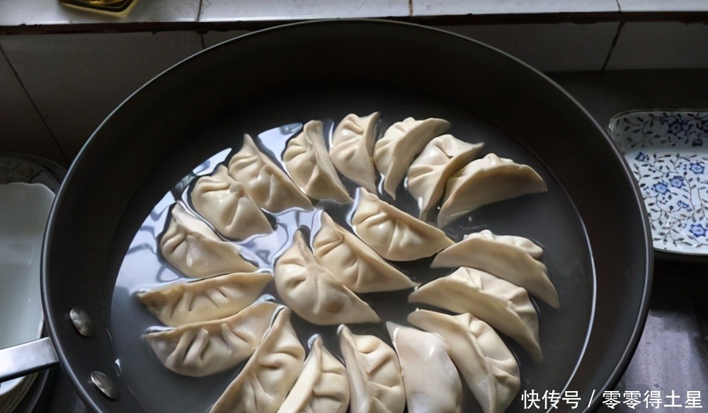包好的饺子，直接放冰箱就错了，这样保存，煮的时候不破皮不粘锅！
