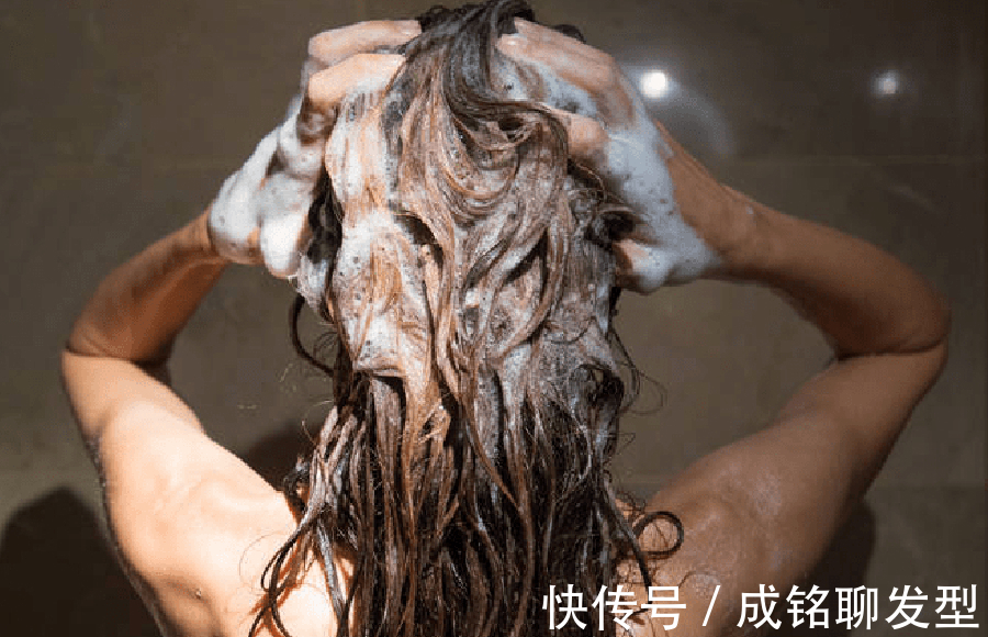 卷发|烫卷发保持时间短?可能是洗头方法不正确,这样洗头卷度才更持久