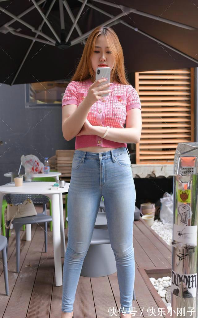 大长腿|粉色针织衫搭配紧身牛仔裤,凸显身材上的优势,时尚而且好看