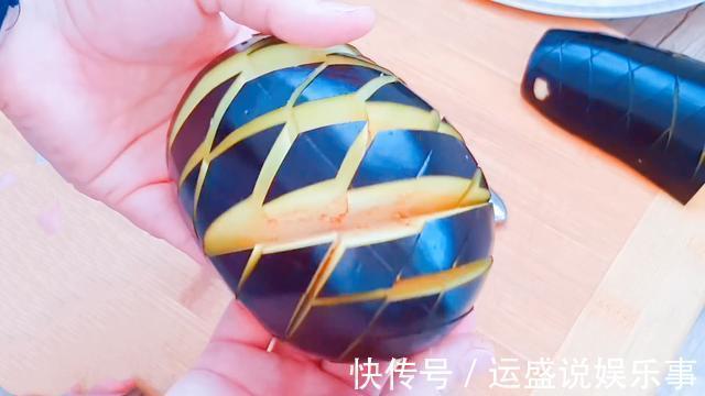 美味|在茄子上切出菠萝纹，塞上猪肉，30分钟后变美味，很解馋