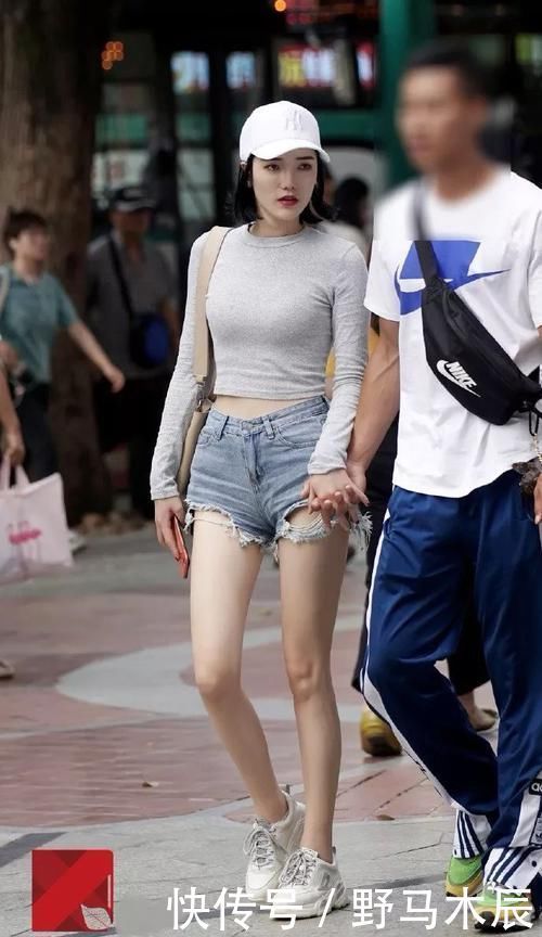 路人街拍腿长的小姐姐,随便穿都好看,回头率又高