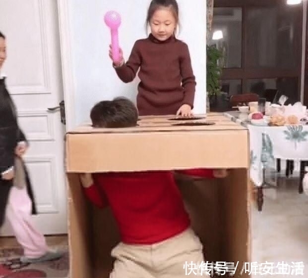 运动能力|“地鼠奶爸”陪女儿玩游戏走红,最后妈妈那一下,女儿吓到闭眼