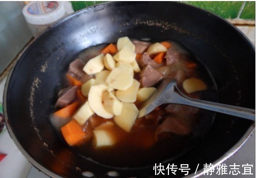 60岁大厨:炖牛肉时,在汤汁里加点它来炖,牛肉快速软烂入味