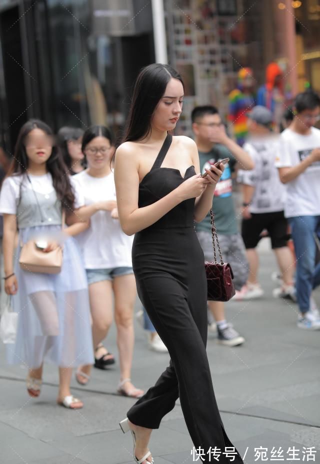 气质 黑色系套装打造都市女性的时髦气质,白色休闲鞋清新唯美又好看
