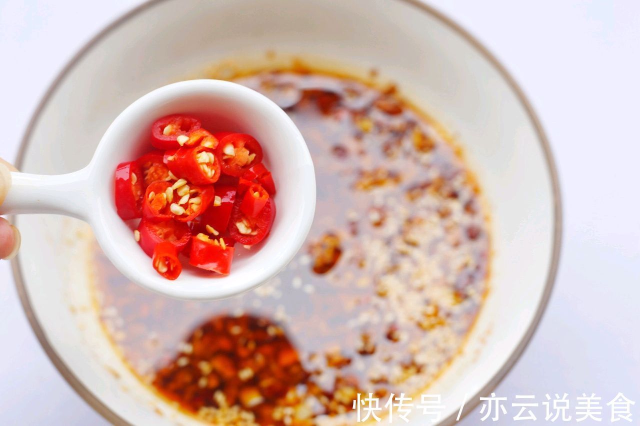 自制辣椒酱，拌凉菜通用，做法简单，鲜香可口，真实用