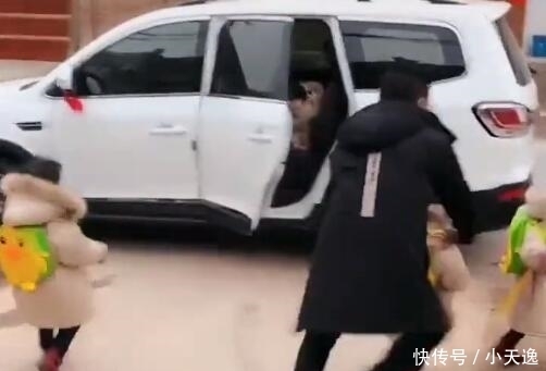 女儿|自从四胞胎女儿上幼儿园,每次上学都是这画面,网友:羡慕!