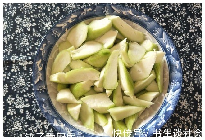 秋天就要多喝汤,丝瓜和这两种食材一起煮,比鸡汤还鲜美