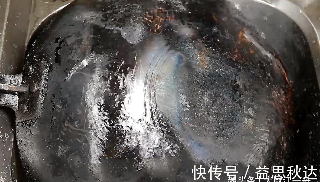 家里铁锅用久了,油污洗不掉?大厨教你一招,铁锅油污轻松去除