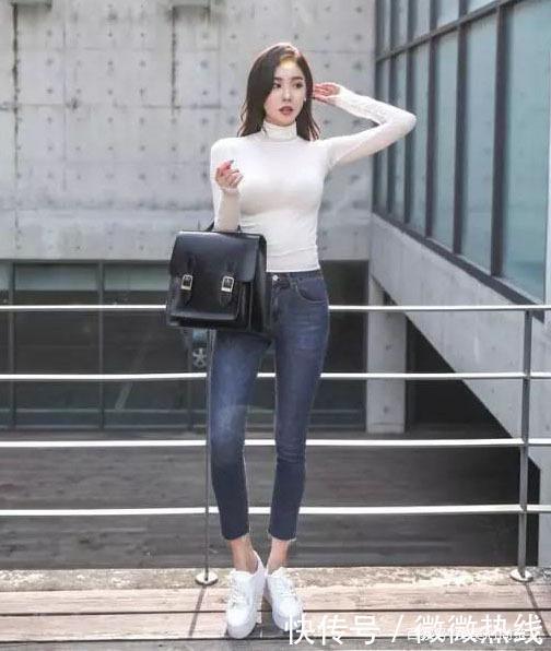 周末出门的简单穿搭,白色针织衫+高腰牛仔裤,尽显减龄时尚感