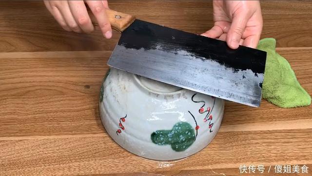 磨菜刀，10个人9人错，用这方法，菜刀立马锋利，比磨刀石还好用