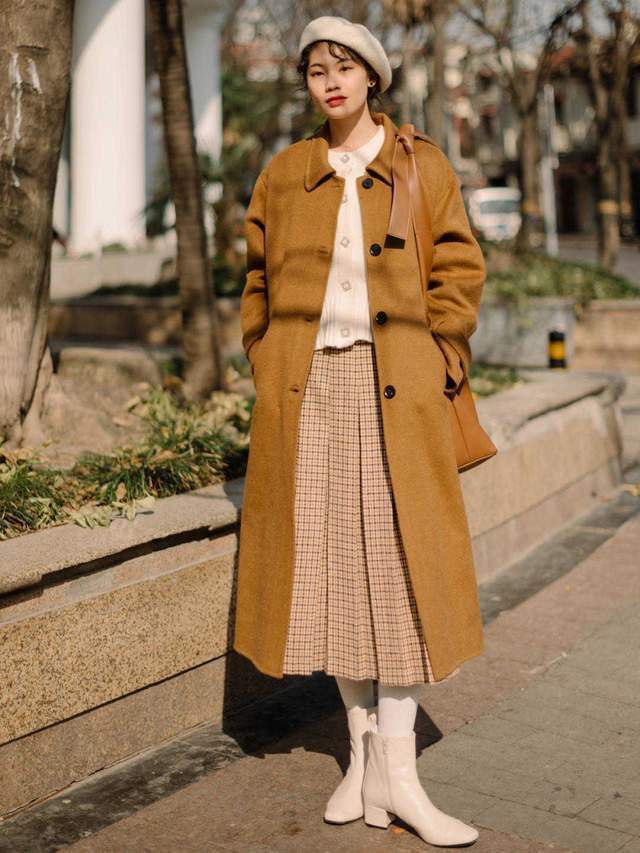 秋天|秋天怎么能少了大地色的衣服呢?大衣配格子半身裙,高级又洋气