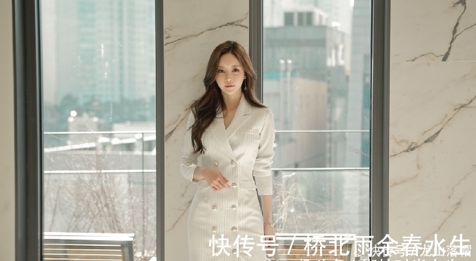 小姐姐|街拍:漂亮高挑前卫的美女,搭配有致穿上这套装美嫩又好看!