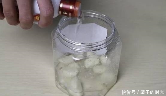 白酒泡大蒜，功效作用大，常吃对身体好，建议收藏