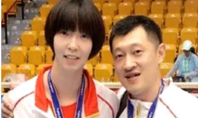 国青队|中国女排24岁副攻宣布退役,郎平痛心,背后原因让球迷心疼
