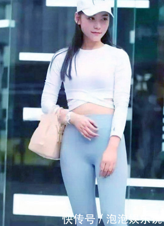 街拍女神富有活力的紧身打底裤小姐姐,秀出青春活力范