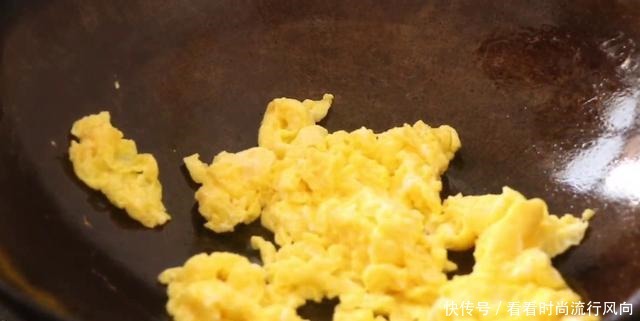 苦瓜炒鸡蛋最美味做法,鸡蛋嫩滑,苦瓜也不苦,营养又好吃