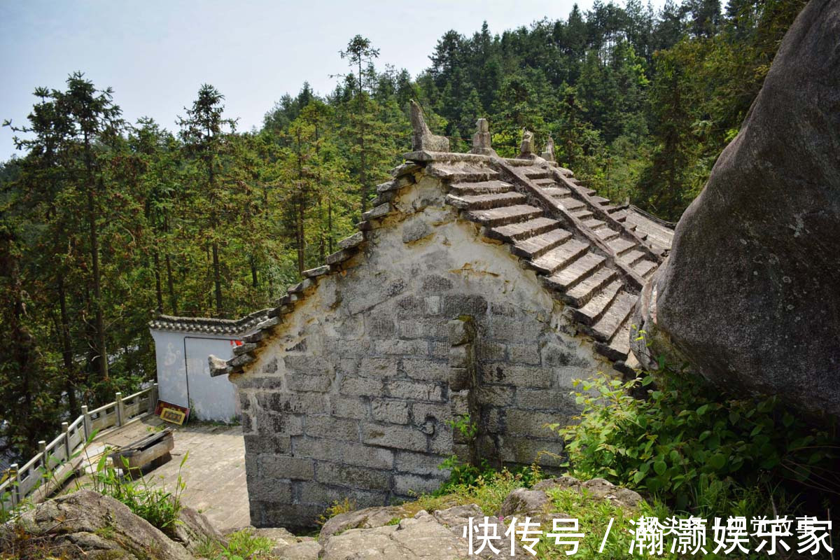 寺庙|山中古寺庙全部由石头砌成，石缝冒水大人小孩抢着喝，可惜带不走