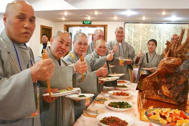 和尚!和尚不沾荤腥,为何很多和尚都肥头大耳?