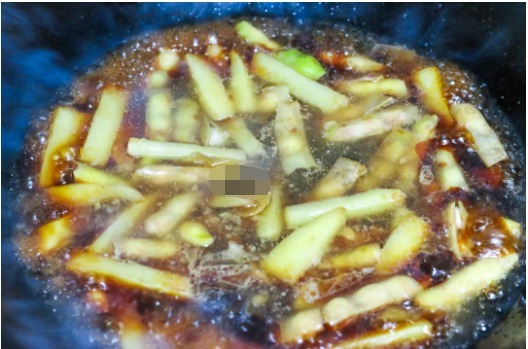 冷天|大冷天的,就馋这道菜,香气扑鼻真好吃,两个人吃了一锅饭!