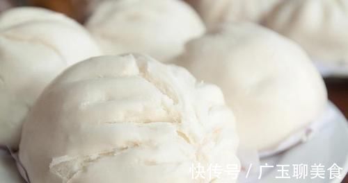 发面蒸馒头，别再用水和牛奶和面了！加它做，馒头又香又白很好吃