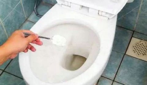马桶用久“黄渍”多保洁阿姨教你“4步”,马桶干净无异味!