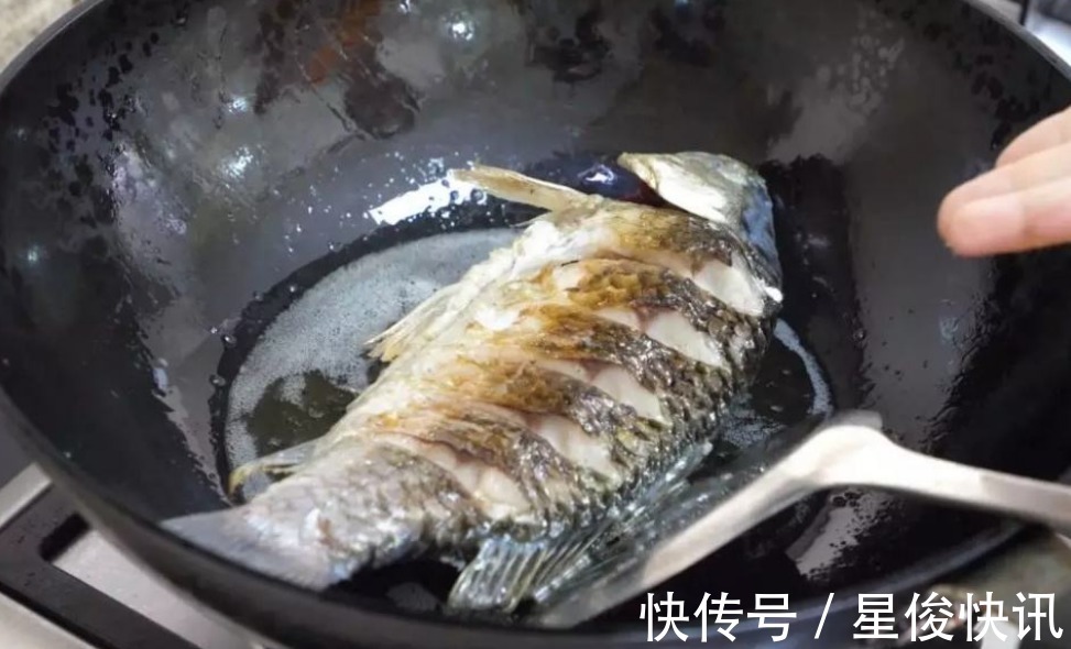 入味|煎任何鱼,不要直接下锅,牢记这2步,鱼不粘锅不破皮,香嫩入味