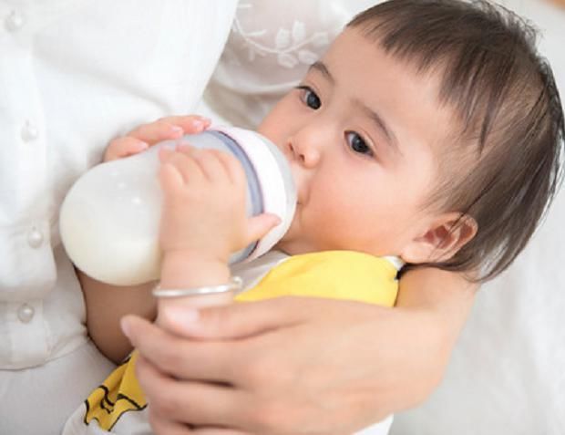 三个月|为啥一横着抱宝宝就哭?这个角度看“世界”,就懂娃的“恐惧”了