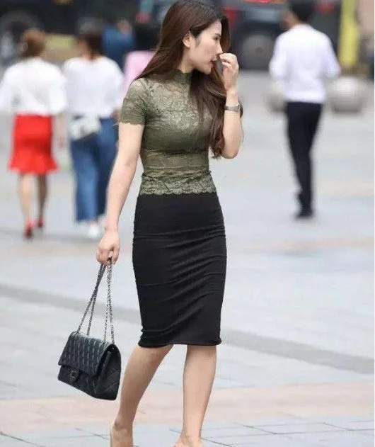 美女|长发披肩的美女，身材苗条有致，好像美腿也太细了