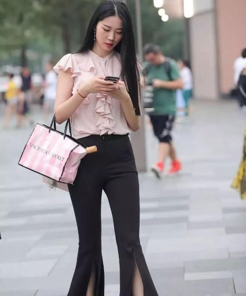 极品女神清新自然,时尚服装展示了她100分的美