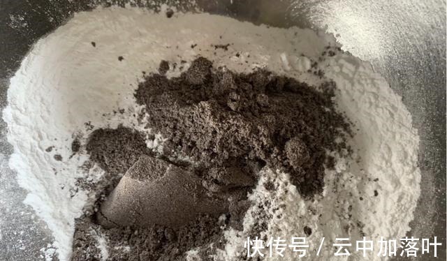 年糕|自制黑芝麻核桃芝士年糕,能拉丝又清甜,关键是一点也不腻!