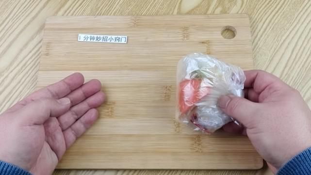 今天才知道,刮鱼鳞只需一个塑料袋,不飞溅不脏手,简单实用