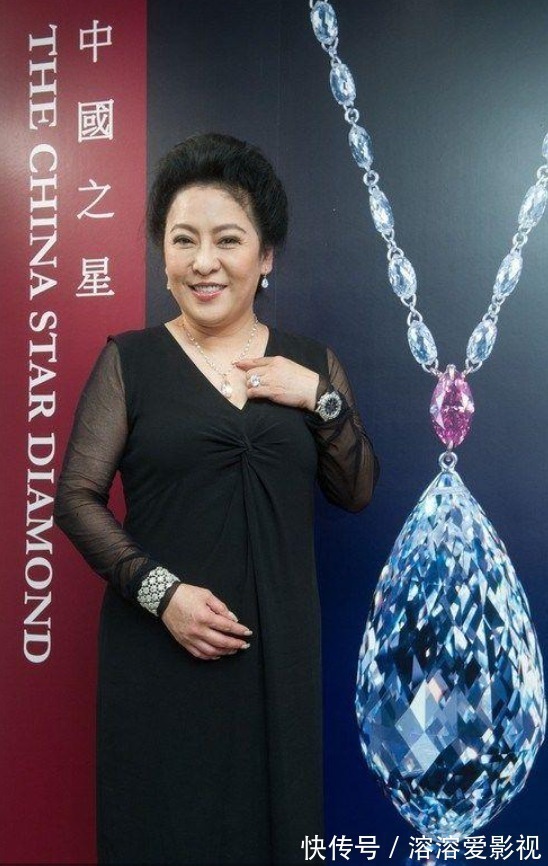 贵气 向太真壕,脖子上8千多万的钻石不算什么,祖母绿钻戒都不止一颗