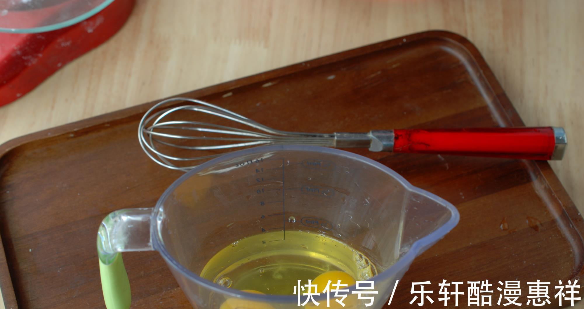 量杯|2个鸡蛋1瓶牛奶,不用奶油,做个蛋挞太简单,一捏就碎,香酥